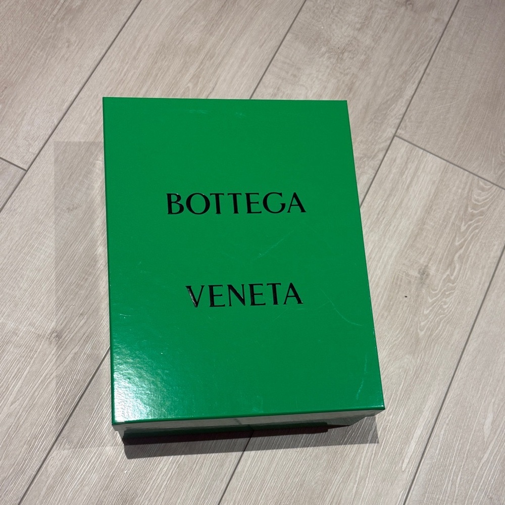 Authentic Bottega Venetta box